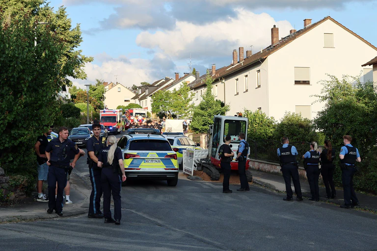 Zahlreiche Polizeikräfte kamen nach Alzenau, wo zwei Schwestern in einem Haus gewaltsam zu Tode kamen.  — © Ralf Hettler/dpa