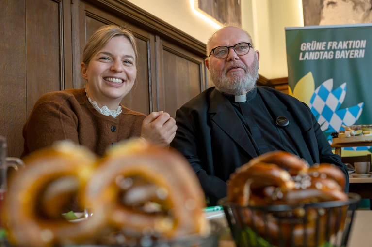 Zum Auftakt der Winterklausur der Landtagsgrünen freute sich Fraktionschefin Katharina Schulze über den Besuch von Kardinal Marx.  — © Peter Kneffel/dpa