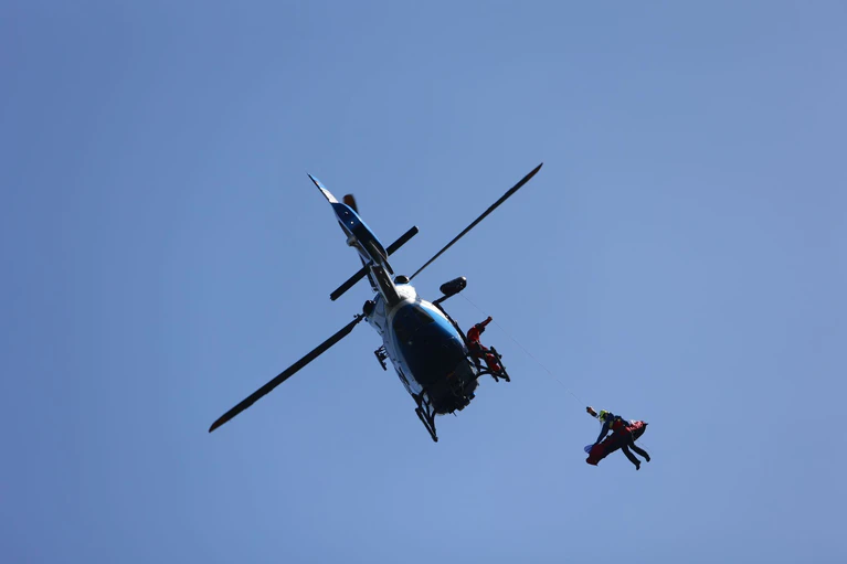 Der 40-Jährige verbrachte die Nacht bei Kälte und Schnee alleine auf dem Berg. (Symbolbild) — © Matthias Bein/dpa