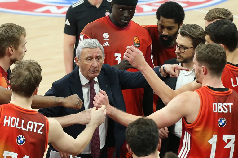 Trainer Svetislav Pesic feierte mit Bayern einen weiteren Sieg. (Archivbild) — © Matthias Stickel/dpa