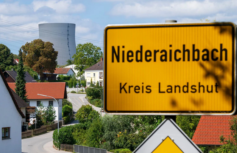 Im Jahr 2025 sollen sieben Castor-Behälter in das Atommüll-Zwischenlager nach Niederaichbach transportiert werden. — © Peter Kneffel/dpa