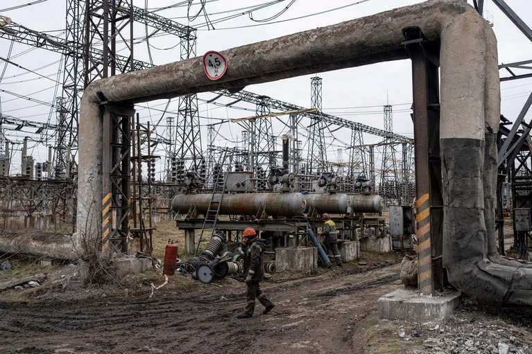 Das Ergebnis einer Studie: Mehr als 70 Prozent der Stromversorgung in der Ukraine sind durch russische Angriffe zerstört. (Archivbild) — © Evgeniy Maloletka/AP/dpa