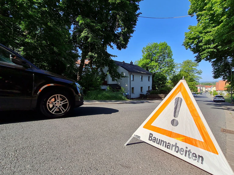 Ein solches Seil, dass 2023 im oberfränkischen Memmelsdorf gespannt wurde, soll nun auch in Nürnberg Eichhörnchen sicher über die Straße helfen. (Archivbild) — © Pia Bayer/dpa