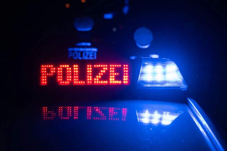 Einer der Gäste wird verletzt. (Symbolbild) — © Marijan Murat/dpa