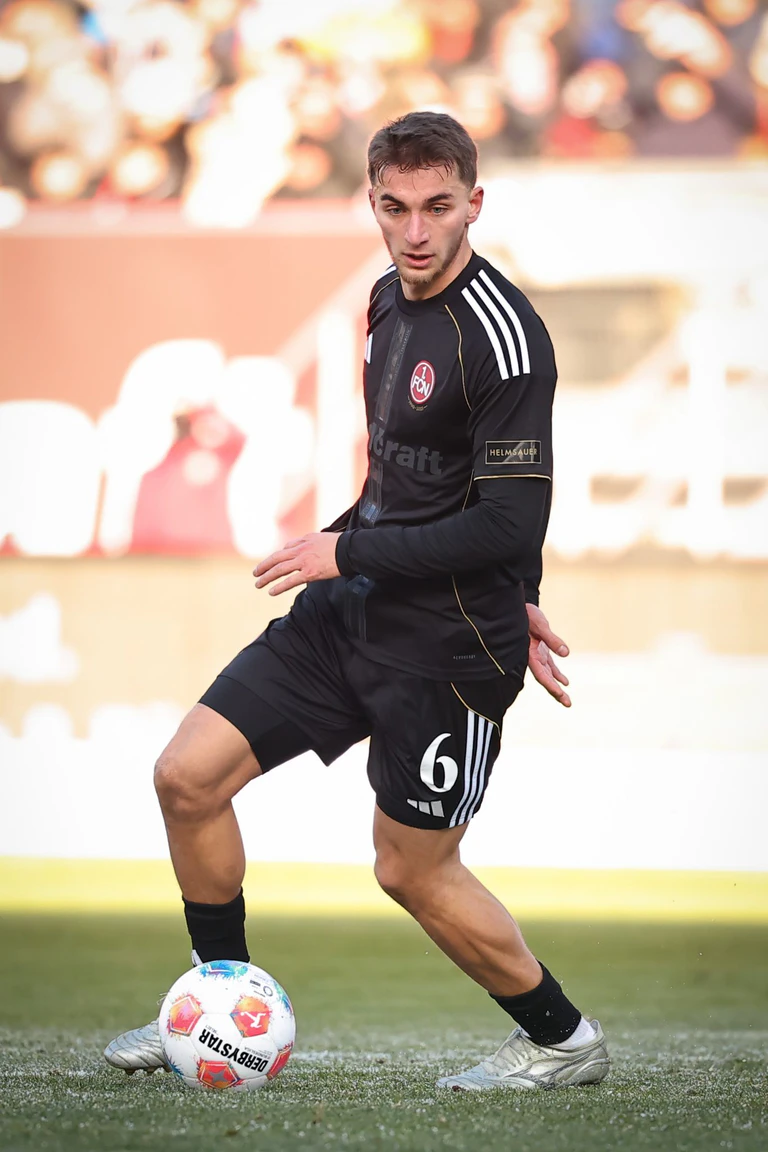 Wird Mittelfeldchef Adam Markhiev rechtzeitig fit? (Archivbild) — © Daniel Karmann/dpa