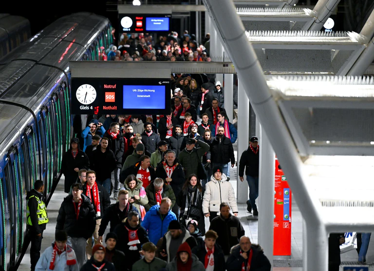 Bei Bayern-Heimspielen fahren regelmäßig viele Fußballfans mit der U-Bahn zur Allianz Arena. — © Sven Hoppe/dpa