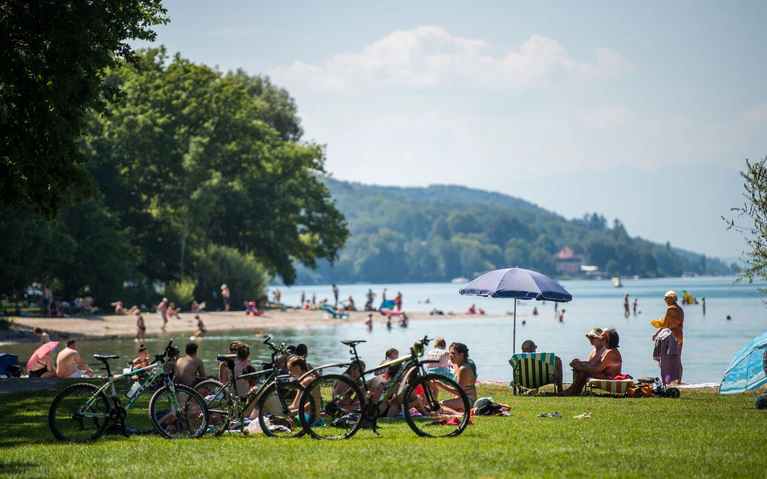 Bayerns Seen - hier der Starnberger See - sind beliebt bei Badegästen. Doch man sollte auch auf die dort lebenden Tiere Rücksicht nehmen, mahnt der Bund Naturschutz. — © Lino Mirgeler/dpa