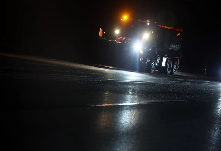 In der Nacht zum Samstag kann es nochmals glatt werden. — © Karl-Josef Hildenbrand/dpa