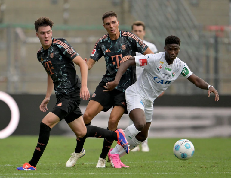 Javier Fernandez (l) spielt nun beim Club in Nürnberg. (Archivbild)  — © Peter Kneffel/dpa