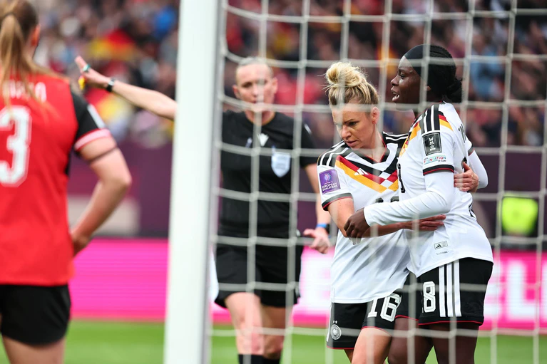 Traf zum 1:0: Nicole Anyomi. — © Daniel Karmann/dpa