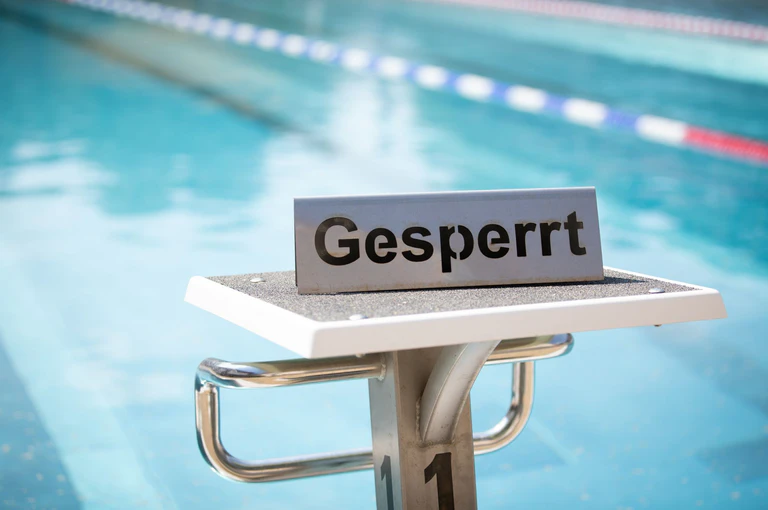 Wegen eines Gasaustritts wurde ein Freibad in Oberbayern vorerst geschlossen. (Symbolbild) — © Friso Gentsch/dpa