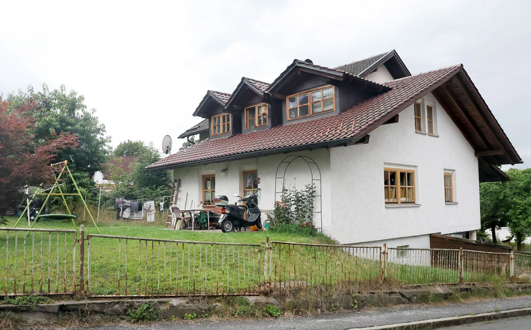 Das Haus ist in der Kleinstadt als «Problemhaus» bekannt, immer wieder musste die Polizei anrücken. — © Christine Vincon/dpa