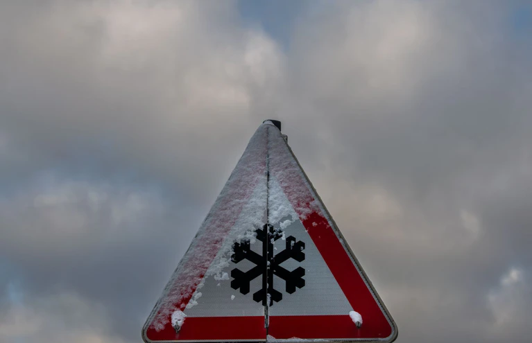 Frost, Glätte, Schnee: Der Winter meldet sich zurück. (Illustration)   — © Stefan Puchner/dpa