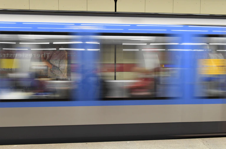 Eine U-Bahn ist bei einer Rangierfahrt entgleist. (Symbolbild) — © Felix Hörhager/dpa