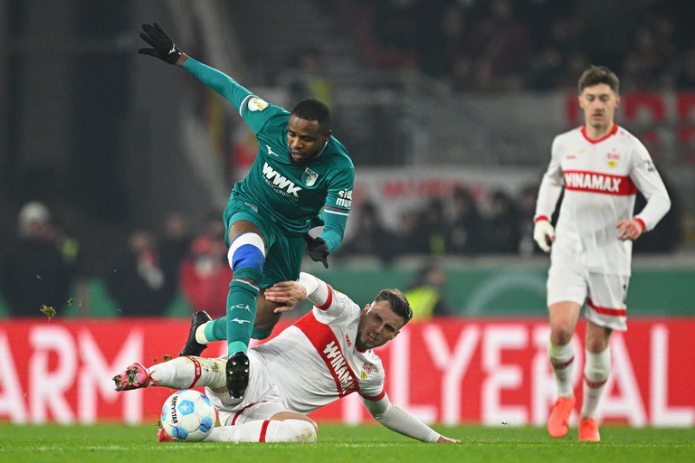 Frank Onyeka leitete das Stuttgarter Führungstor unfreiwillig ein. — © Tom Weller/dpa