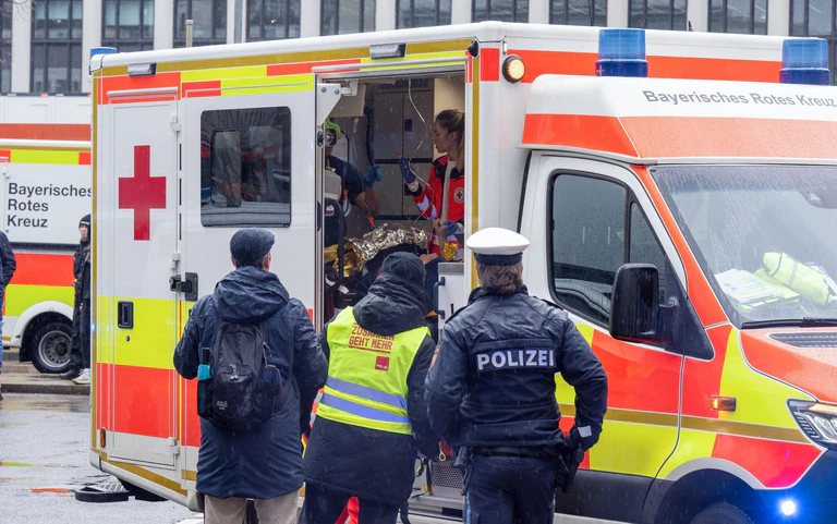 Mindestens 28 Menschen wurden verletzt. — © Peter Kneffel/dpa