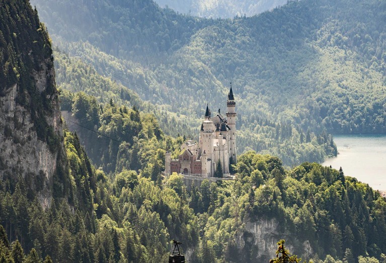 Mehr als eine Million Menschen besuchten 2024 das Schloss Neuschwanstein in Schwangau. (Archivbild) — © Frank Rumpenhorst/dpa