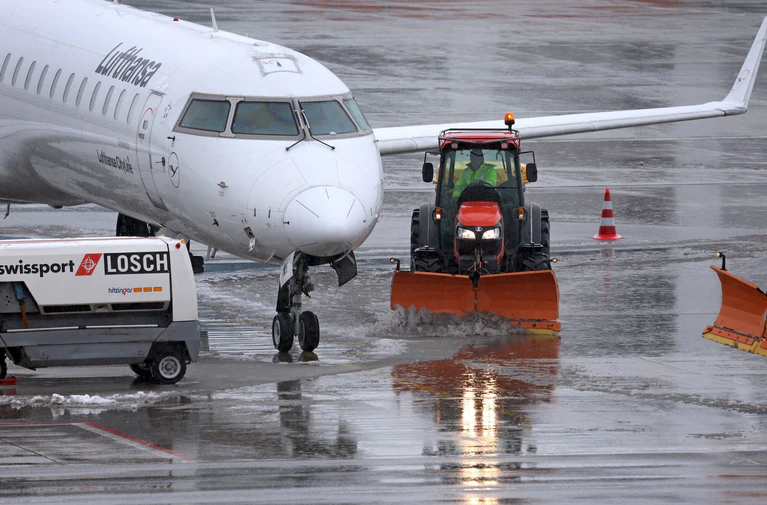 Am Morgen ging der Schnee in Regen über. — © Karl-Josef Hildenbrand/dpa