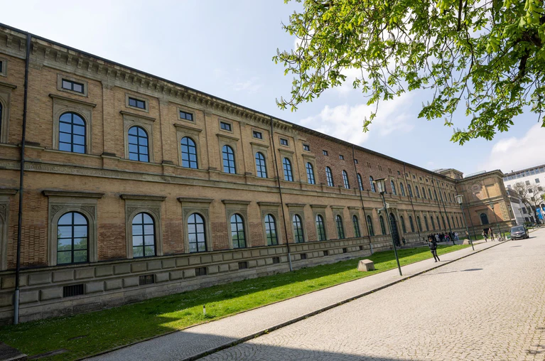 Die Alte Pinakothek war 2025 besonders gefragt. (Archivbild) — © Peter Kneffel/dpa