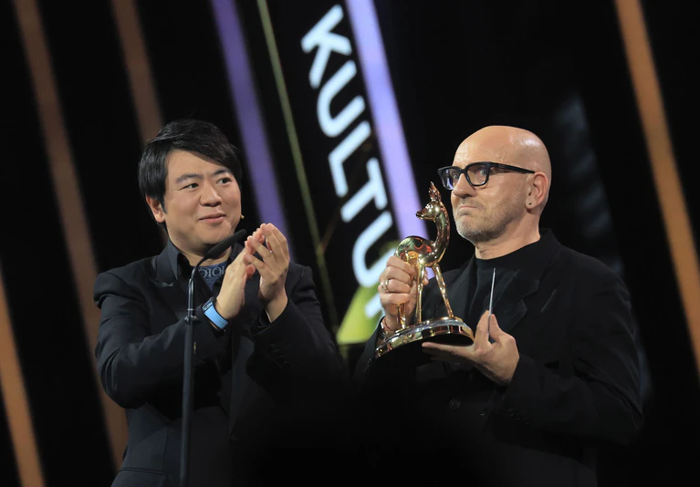 Lang Lang applaudiert für Sven Väth.  — © Karl-Josef Hildenbrand/dpa