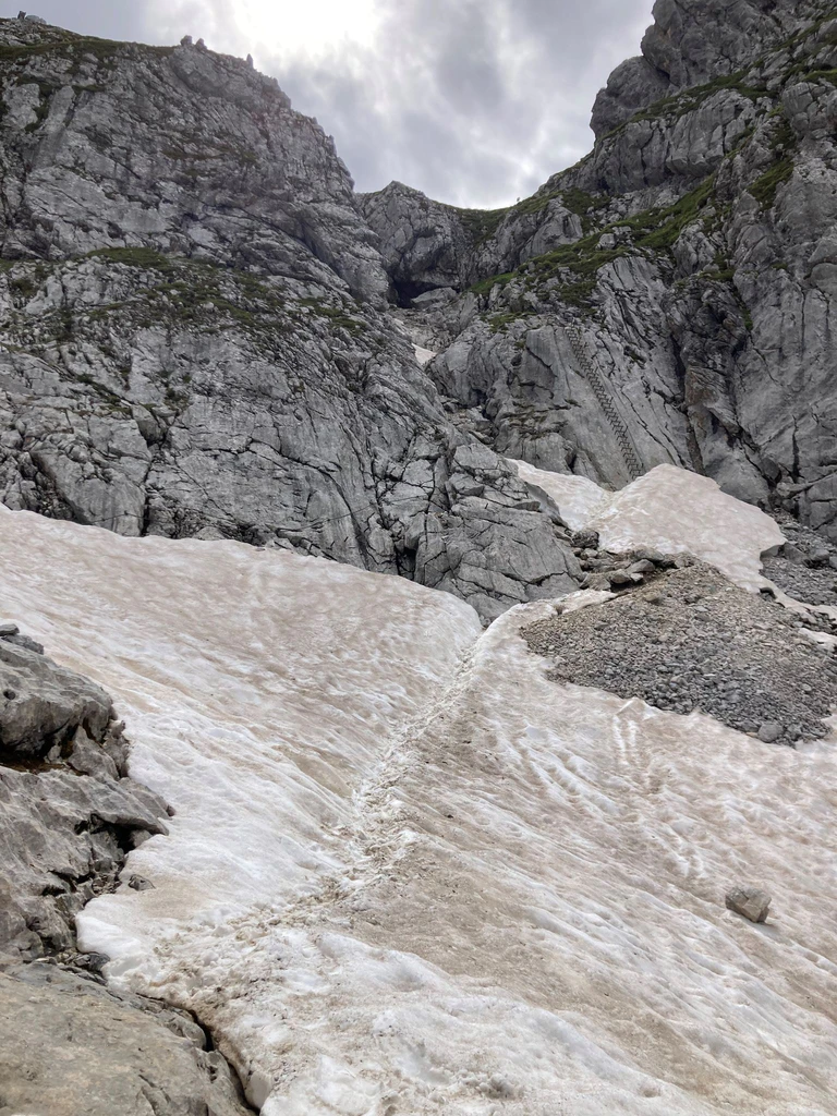 Sogar im Juli lag im vergangenen Jahr an der Alpspitze bei Garmisch noch Schnee. (Archivfoto)  — © Sabine Dobel/dpa