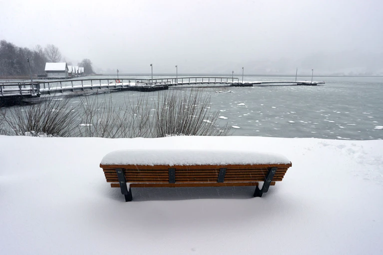 Das Eis auf dem Alpsee ist laut der Polizei aufgrund der milden Temperaturen nicht überall tragfähig. (Symbolbild) — © Karl-Josef Hildenbrand/dpa