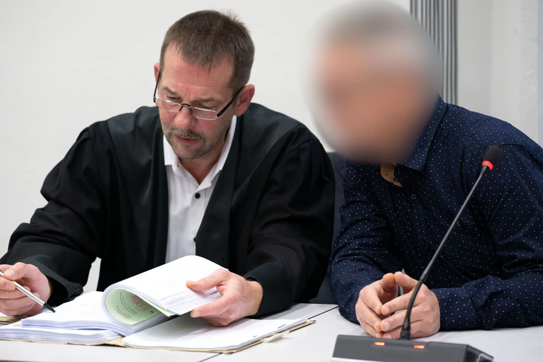 Zu Beginn des Prozesses machte der Angeklagte keine Angaben.  — © Pia Bayer/dpa