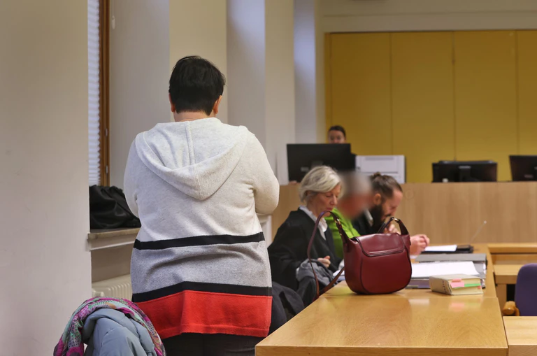 Die Angeklagte Mutter im Gerichtssaal des Landgerichts Schweinfurt: «Ich bin sehr traurig und fühle mich Pauline gegenüber sehr schuldig.» — © Karl-Josef Hildenbrand/dpa