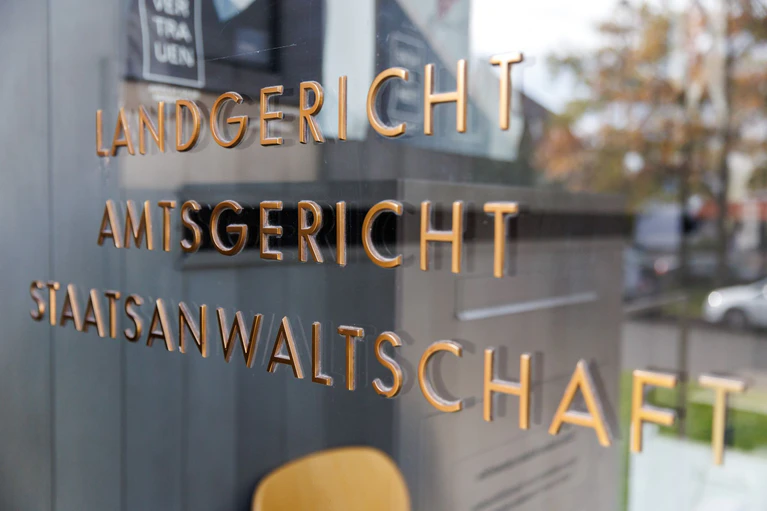 Hunderte Fälle von Haftentschädigungen beschäftigen die bayerische Justiz. (Illustration) — © Daniel Karmann/dpa