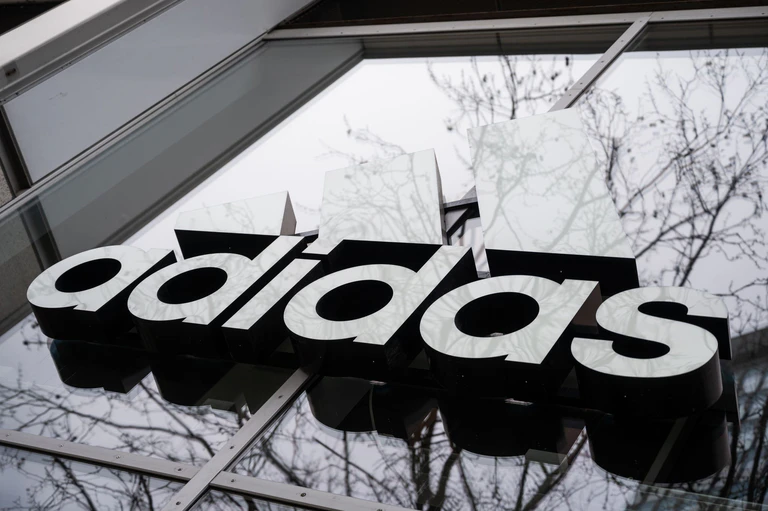 Der Sportartikelkonzern Adidas hat für das abgelaufene Jahr 2025 einen Rekordumsatz bekanntgegeben. (Archivbild) — © Christophe Gateau/dpa