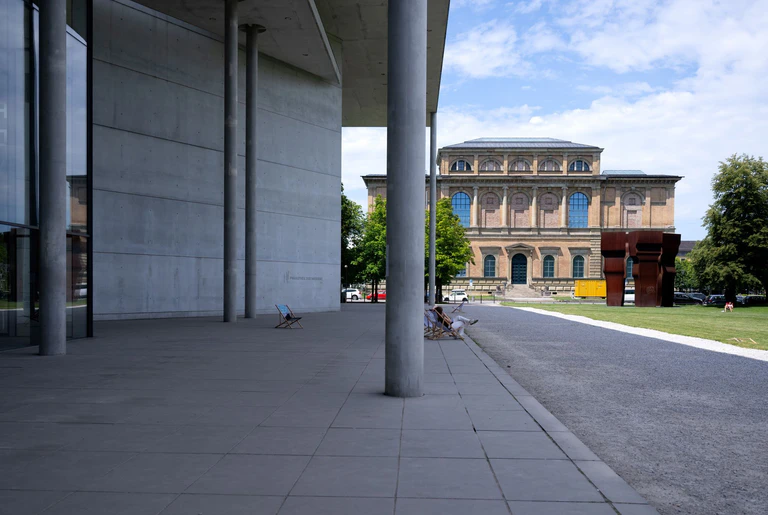 An den Bayerischen Staatsgemäldesammlungen mit den berühmten Pinakotheken wird auch über den Umgang mit NS-Raubkunst debattiert. (Archivbild) — © Sven Hoppe/dpa