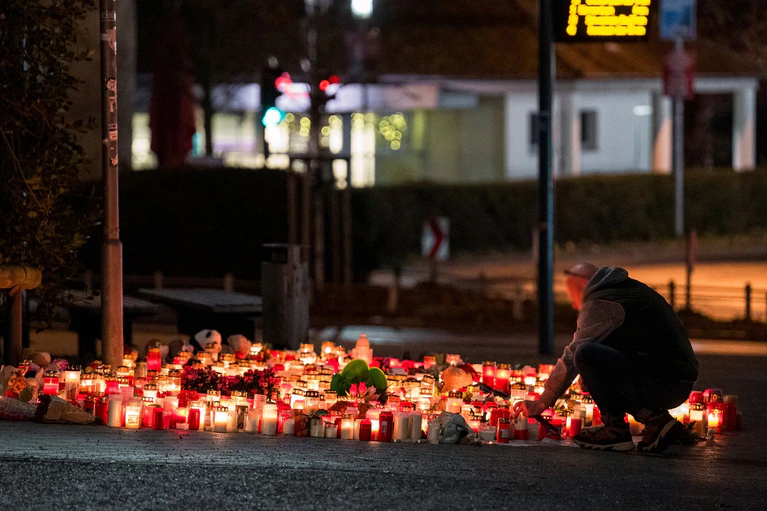 Gedenken an die Opfer in Aschaffenburg. — © Daniel Vogl/dpa