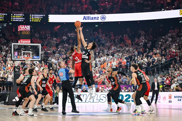 Der FC Bayern München (rot) und Ratiopharm Ulm begegneten sich im dritten Finalspiel lange auf Augenhöhe. — © Harry Langer/dpa