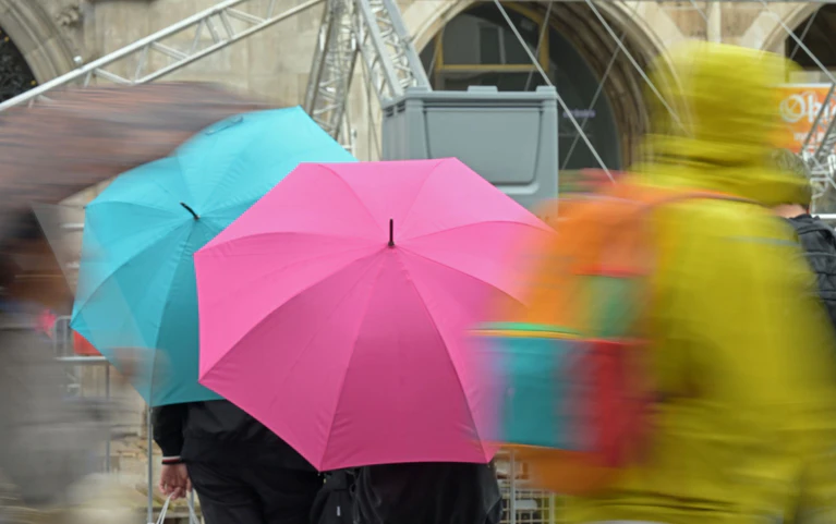 Für die kommenden Tage heißt es: Regenschirm nicht vergessen. (Archivfoto) — © Malin Wunderlich/dpa