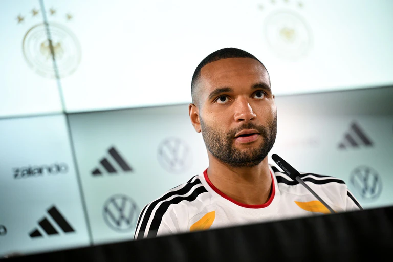 Jonathan Tah hat über besondere Herausforderungen für zwei junge Nationalteamkollegen gesprochen. — © Julian Stratenschulte/dpa