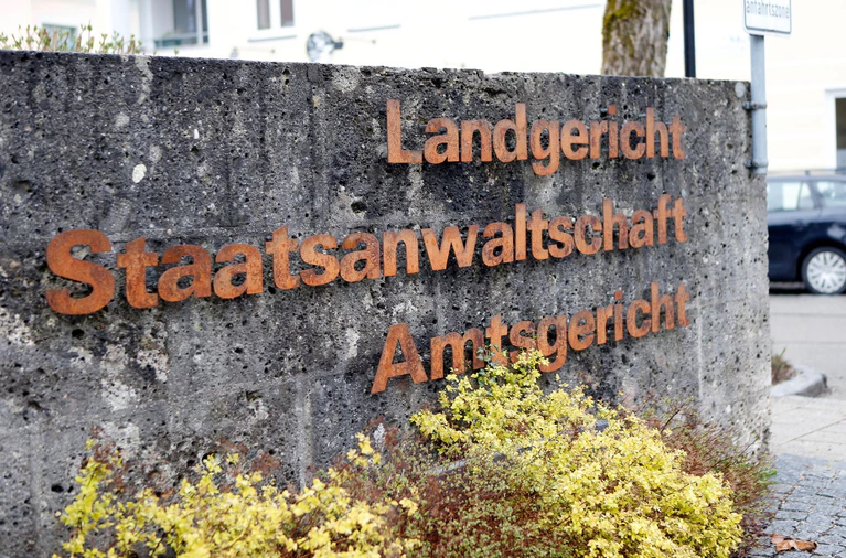 Vier Männer und drei Frauen stehen im Verdacht, als falsche Pflegekräfte Bandendiebstähle begangen zu haben. (Symbolbild) — © Uwe Lein/dpa