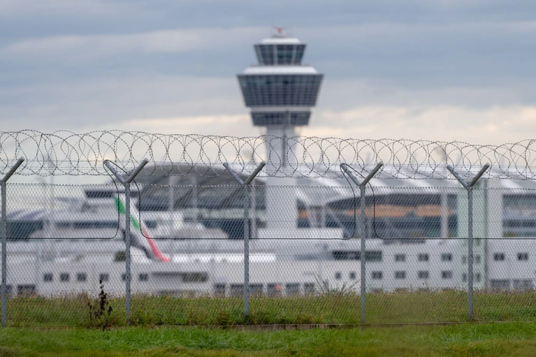 Der Flugverkehr wurde am Morgen wieder regulär aufgenommen. (Symbolbild) — © Armin Weigel/dpa
