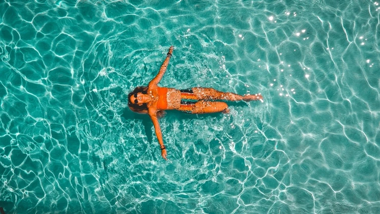 Schwimmbad Freibad — © Photo by Drew Dau on Unsplash