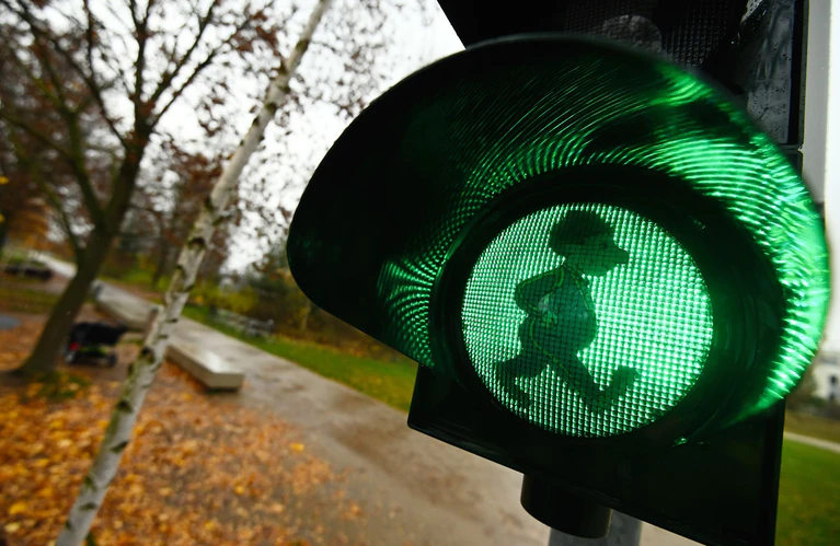 Die Kinderbuch-Figur Sams leuchtet in Bamberg nur auf einem Spielplatz.  — © Nicolas Armer/dpa