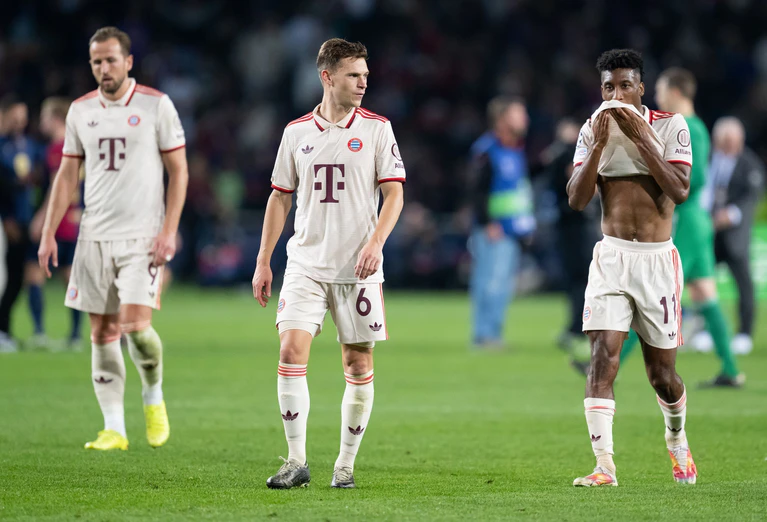 Frust nach dem 1:4 in Barcelona: Harry Kane (l-r), Joshua Kimmich und Kingsley Coman. — © Sven Hoppe/dpa