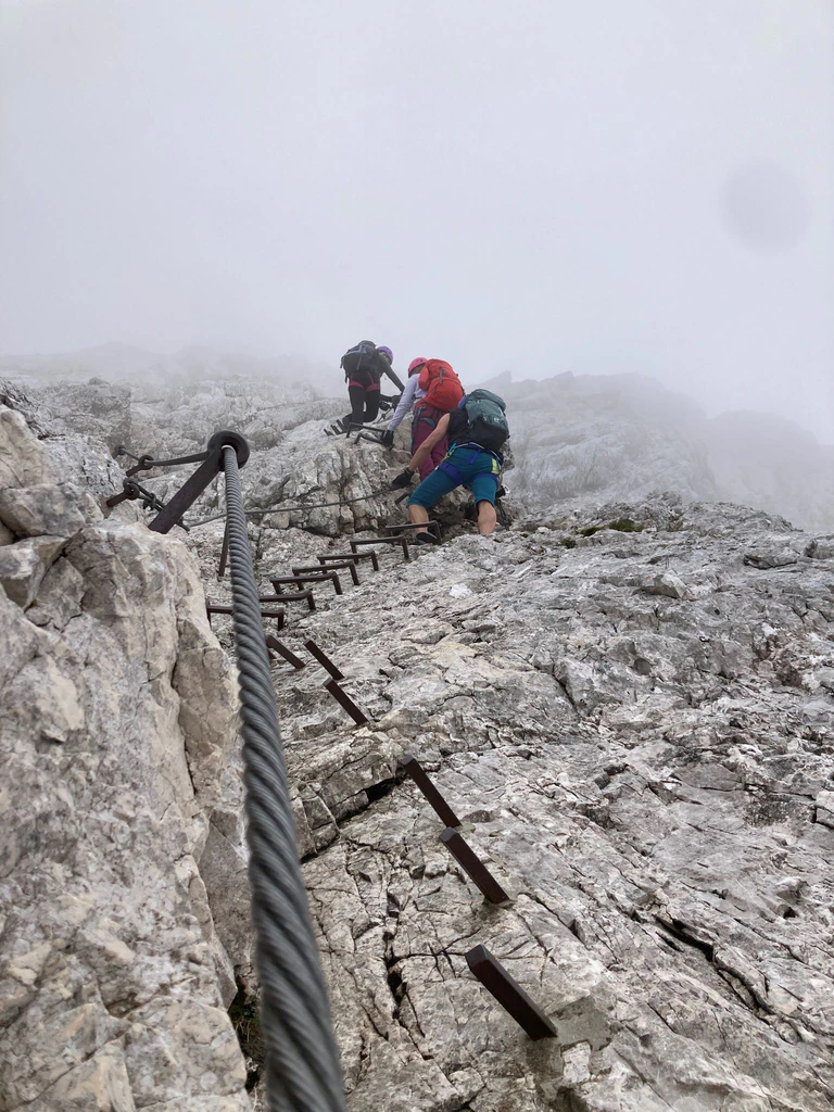 Am Klettersteig gehören festes Schuhwerk, Helm, Gurt und Klettersteigset zur Ausrüstung. — © Sabine Dobel/dpa