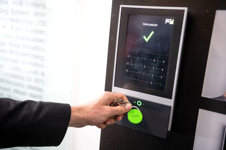 Wie hoch soll die tägliche Arbeitszeit liegen? Darum wird gerade wieder gestritten. (Symbolbild) — © Sina Schuldt/dpa