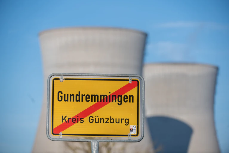 Die Kühltürme des ehemaligen Kernkraftwerks in Gundremmingen sollen am Samstag gesprengt werden. (Archivbild) — © Stefan Puchner/dpa