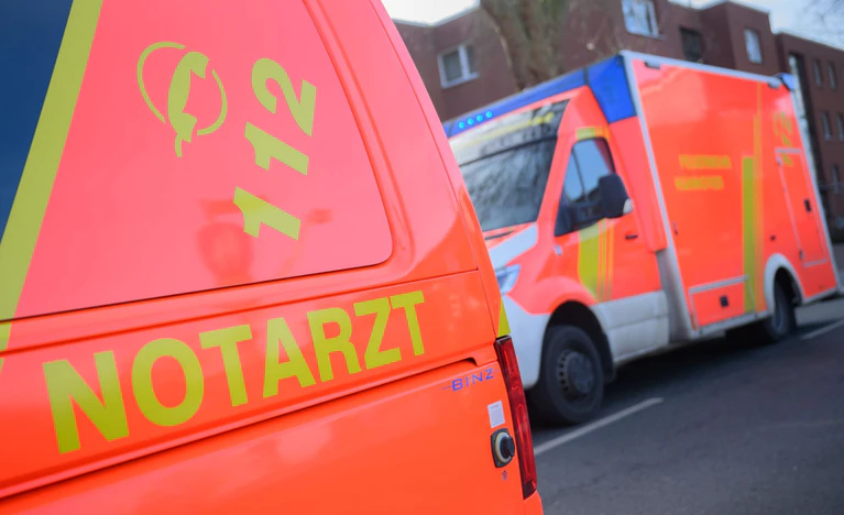 Der Notarzt holt den Feuerwehrlöscher aus seinem Wagen. (Symbolbild) — © Julian Stratenschulte/dpa