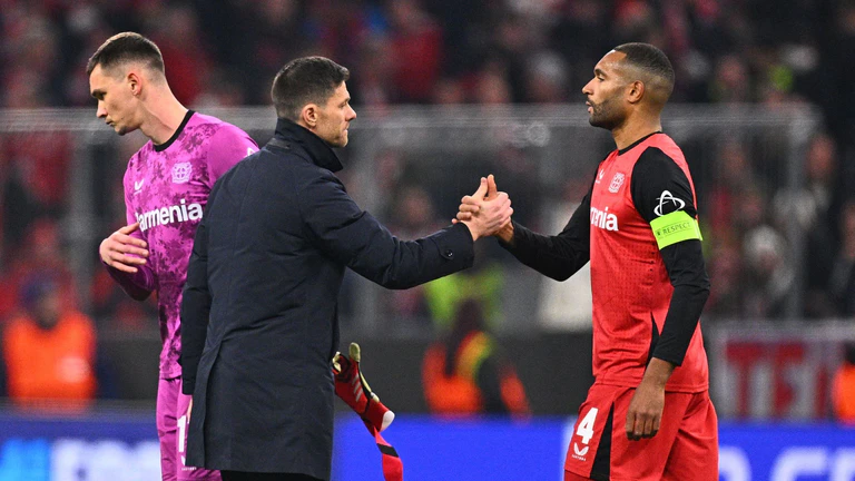 Xabi Alonso (M) ist zerknirscht nach der Pleite gegen den FC Bayern. — © Tom Weller/dpa