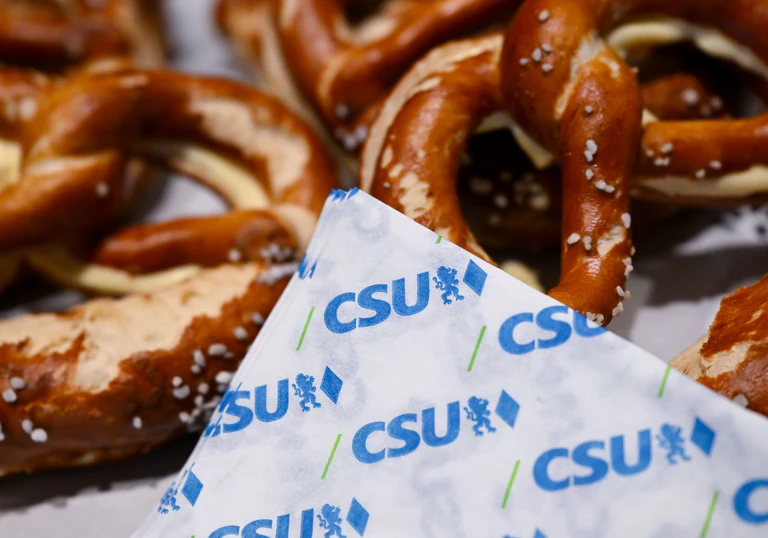 Die Mitgliederzahlen bei der CSU kannten lange Jahre nur eine Entwicklung nach unten - nun hofft die Partei, dass die Trendwende geschafft ist. (Illustration) — © Sven Hoppe/dpa