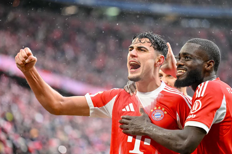 Bejubelt den Treffer zur Führung: Bayern-Profi Aleksandar Pavlovic. — © Harry Langer/dpa