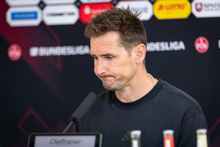 Schwierige Zeit als Nürnberger Trainer: Miroslav Klose. — © Daniel Karmann/dpa