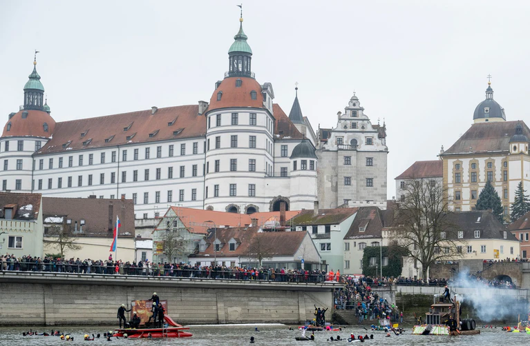In Neuburg an der Donau gibt es im Rennen um das Oberbürgermeisteramt eine Stichwahl zwischen schwarzem und grünem Kandidaten. (Archivbild)  — © Stefan Puchner/dpa
