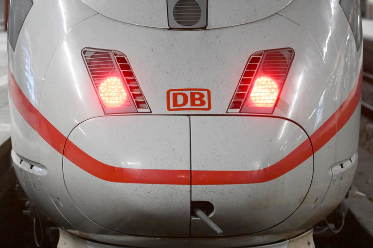 Fernzüge blieben wegen der Streckensperrung teils zunächst im Münchener Hauptbahnhof stehen. (Symbolbild) — © Felix Hörhager/dpa